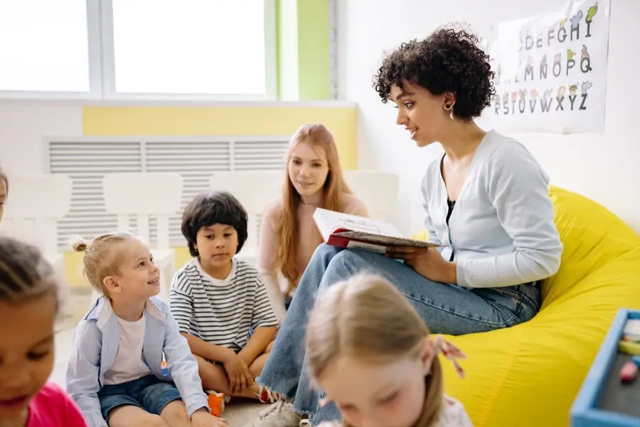 Schülerinnen und Schüler im Klassenzimmer während des Unterrichts